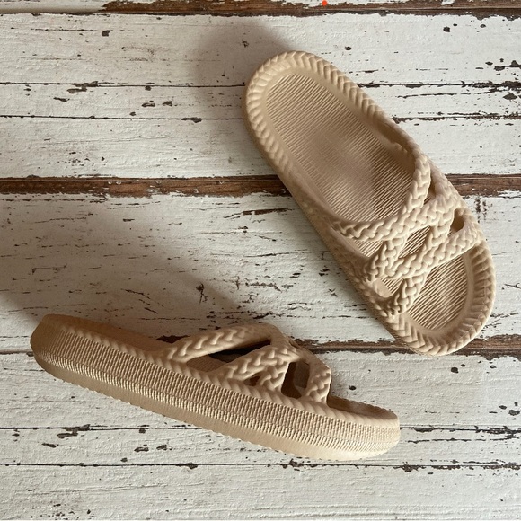 Unknown Shoes - ✨SOLD✨🔥CLOSET CLEAR OUT🔥NEW Pillow Lounge Cushion Slides